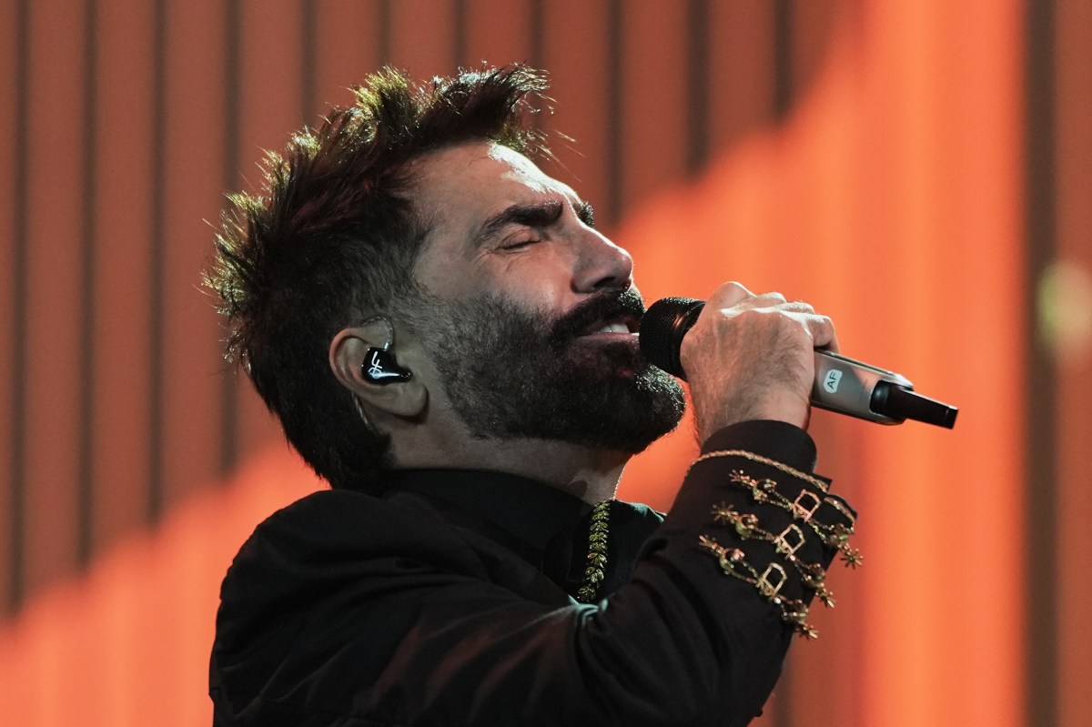 Alejandro Fernández vuelve a los escenarios tras ser operado de emergencia