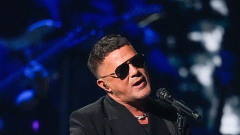 El video refleja la conexión sincera entre los artistas en un ambiente minimalista