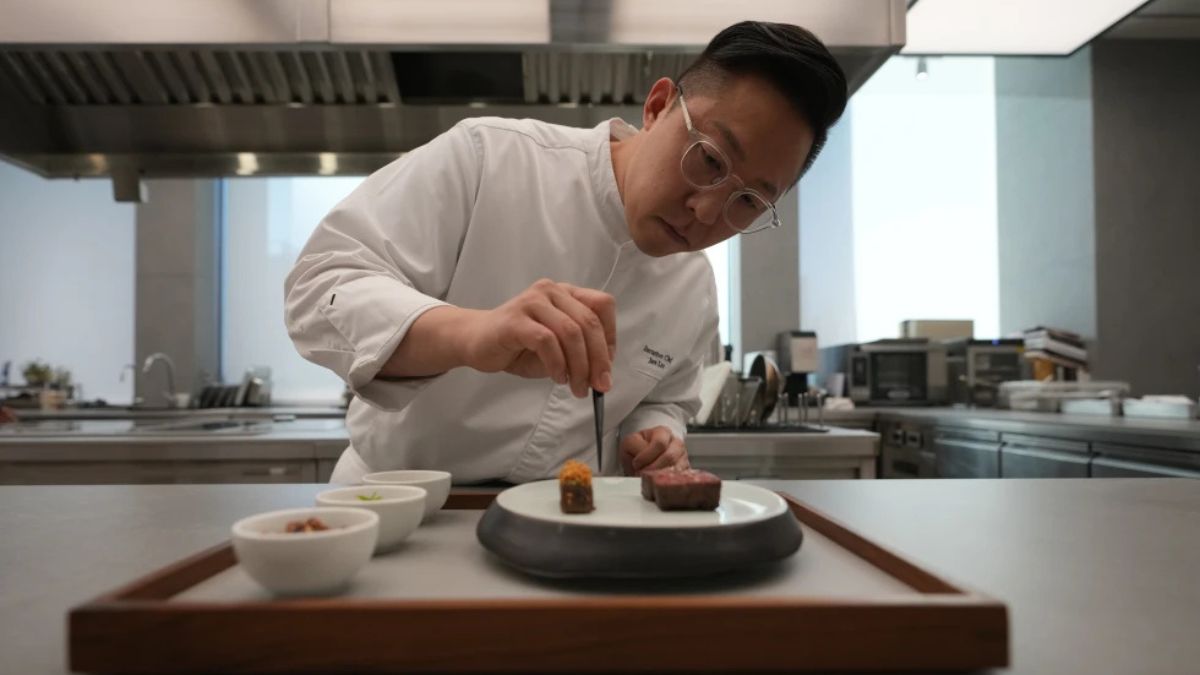 El chef Jun Lee prepara comida para una foto en su restaurante SOIGNÉ en Seúl, Corea del Sur, el jueves 29 de enero de 2026.El chef Jun Lee prepara comida para una foto en su restaurante SOIGNÉ en Seúl, Corea del Sur, el jueves 29 de enero de 2026.