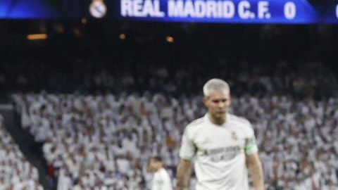 El centrocampista del Real Madrid Jude Bellingham reacciona ante el dolor tras resultar lesionado a los nueve minutos del partido de LaLiga que enfrenta al Real Madrid y al Rayo Vallecano, este domingo, en el Santiago Bernabéu.
