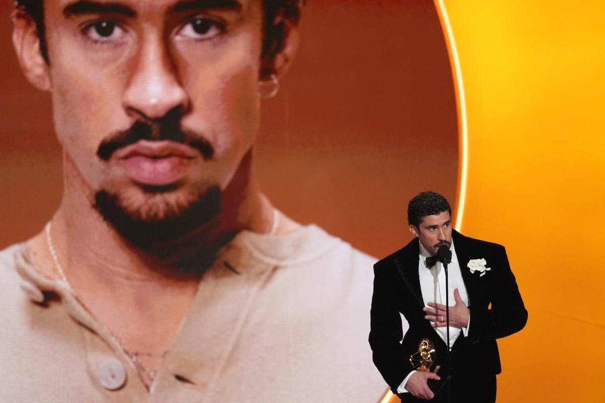 “ICE, fuera”: Bad Bunny recibe ovación durante su discurso de agradecimiento en los Grammy 2026