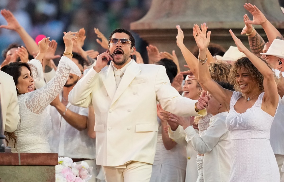 ¿Quién es el niño al que Bad Bunny le dio un Grammy en el Super Bowl?