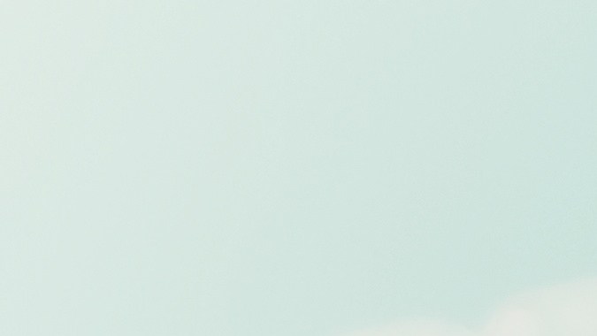 Botella de agua cristalina junto a una representación saludable de los riñones, simbolizando la hidratación óptima y la función renal eficiente.