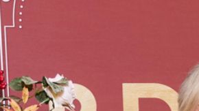 El homenaje aparece antes de los créditos finales y resalta su aporte creativo y técnico