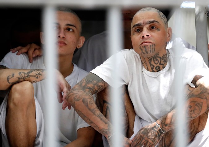 Presidente electo de Chile recorrió el CECOT para tomar ideas del sistema penitenciario en El Salvador