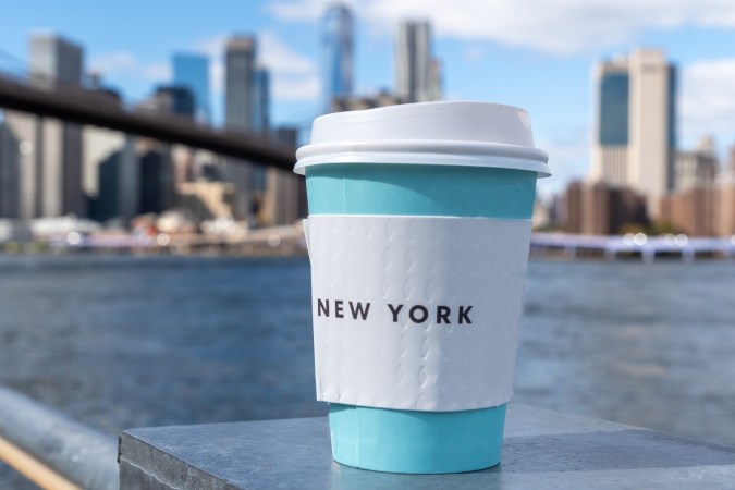 El café de especialidad ha dejado de ser una bebida para convertirse en una experiencia sensorial completa. Tras los resultados de The World’s 100 Best Coffee Shops en Madrid, queda claro que la clave del éxito para nombres como Onyx Coffee Lab y Arcane Estate es la innovación constante y la conexión directa con el origen