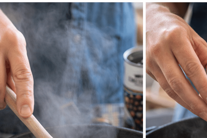 Preparación de una cena casera con frijoles y huevos en sartén.