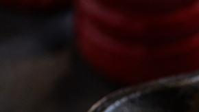 Cena casera alta en proteína con huevos en salsa de tomate y pan tostado.