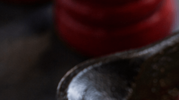 Cena casera alta en proteína con huevos en salsa de tomate y pan tostado.