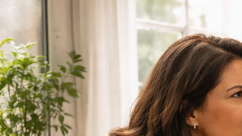 Madre y su hijo adulto discuten en la cocina por el desorden y las tareas del hogar.