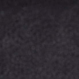 Pan congelado y tostado sobre una tabla de madera en una cocina.