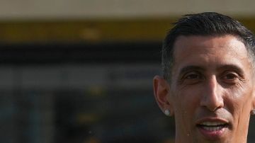 Ángel Di María apoya a Andy Borregales.