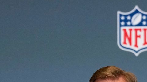 Comisionado de la NFL, Roger Goodell defiende a Bad Bunny.