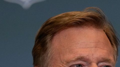 Roger Goodell y Bad Bunny mostraron buena química.