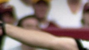 Tre Johnson (77), de los Washington Redskins, se lesiona la pierna en el primer cuarto contra los Tampa Bay Buccaneers.