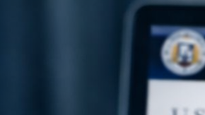 Persona revisando redes sociales mientras completa formulario de visa de Estados Unidos en computadora