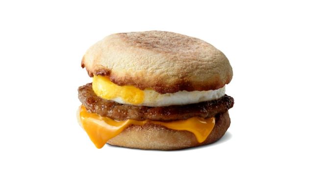 Vista de un desayuno de McDonald's mostrando la textura del huevo real cocinado en molde y el muffin inglés, resaltando su valor nutricional.