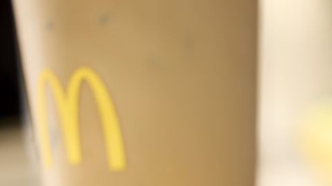 Primer plano de un sándwich Egg McMuffin de McDonald's con huevo circular, tocineta canadiense y queso derretido en un muffin inglés tostado.