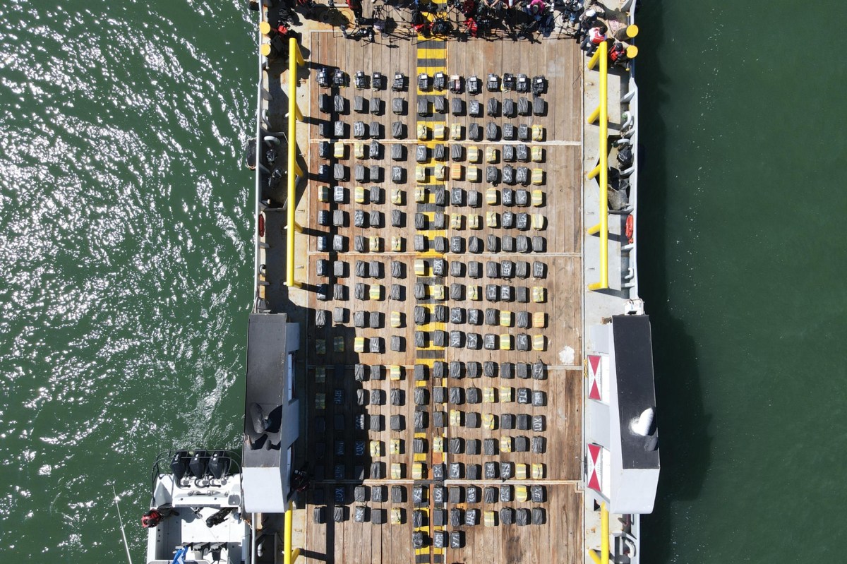 El Salvador decomisa 6.6 toneladas de cocaína, el alijo más grande en su historia