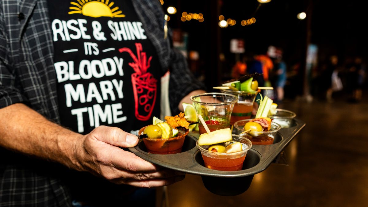 Cóctel Bloody Mary artesanal con guarniciones exageradas de apio, aceitunas y especias en el festival de Nueva York.