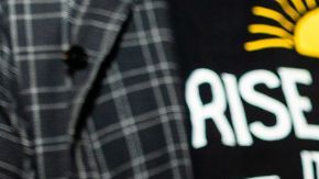 Cóctel Bloody Mary artesanal con guarniciones exageradas de apio, aceitunas y especias en el festival de Nueva York.