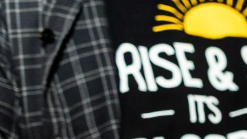 Cóctel Bloody Mary artesanal con guarniciones exageradas de apio, aceitunas y especias en el festival de Nueva York.