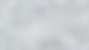 Primer plano de un sándwich saludable con rebanadas de jamón de pavo, lechuga y tomate sobre una mesa de madera, ilustrando el debate sobre embutidos procesados.