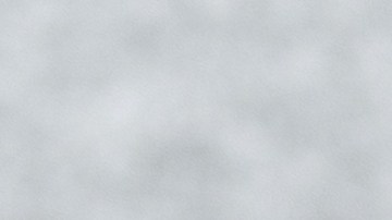 Primer plano de un sándwich saludable con rebanadas de jamón de pavo, lechuga y tomate sobre una mesa de madera, ilustrando el debate sobre embutidos procesados.