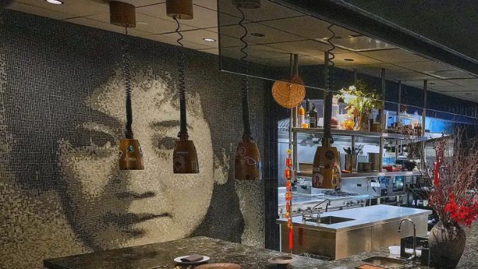 Un mosaico de la abuela del propietario Bolun Yao, Yingtao, en cuyo honor se bautizó el establecimiento, adorna una pared de un restaurante chino con estrella Michelin en Nueva York, el martes 27 de enero de 2026.