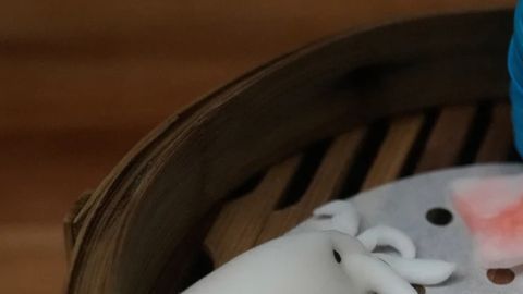 Un trabajador de cocina prepara dumplings en el restaurante Empress by Boon en San Francisco, el jueves 8 de enero de 2026.