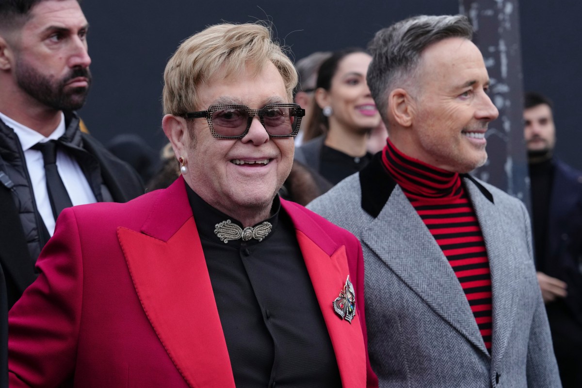 Elton John denuncia intrusión “aberrante” de la prensa británica en su vida privada