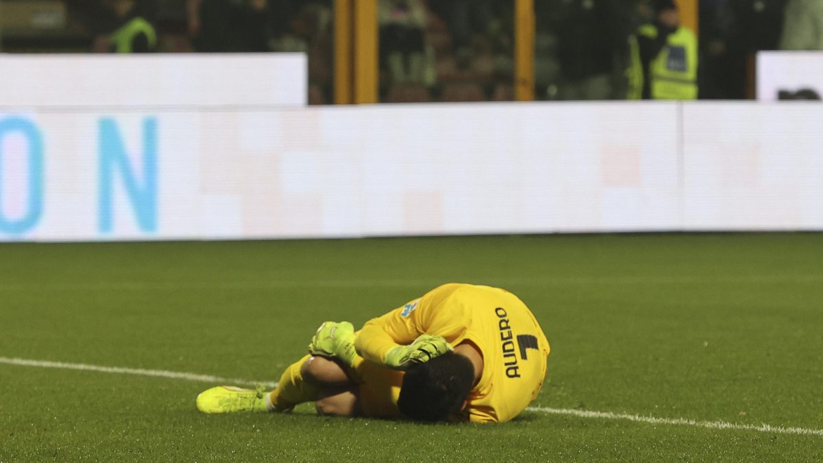 Fans lanzan bomba durante partido del Inter de Milán y hieren a portero rival en la explosión [VIDEO]