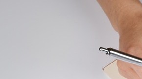 En un entorno económico complicado, acumular deudas pequeñas puede generar presión financiera significativa.