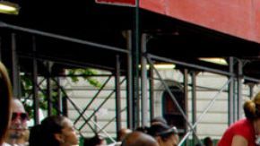 Vecinos y visitantes llenan Grand Street en una jornada que exalta raíces y memoria colectiva