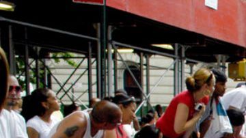 Vecinos y visitantes llenan Grand Street en una jornada que exalta raíces y memoria colectiva