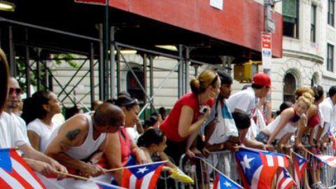 Vecinos y visitantes llenan Grand Street en una jornada que exalta raíces y memoria colectiva