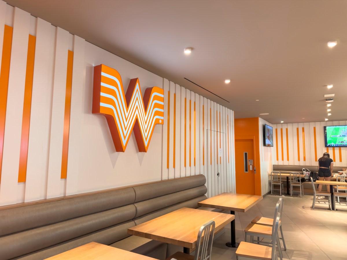 Gerente de Whataburger golpea con bote de basura a cliente violento en Texas y el video se vuelve viral