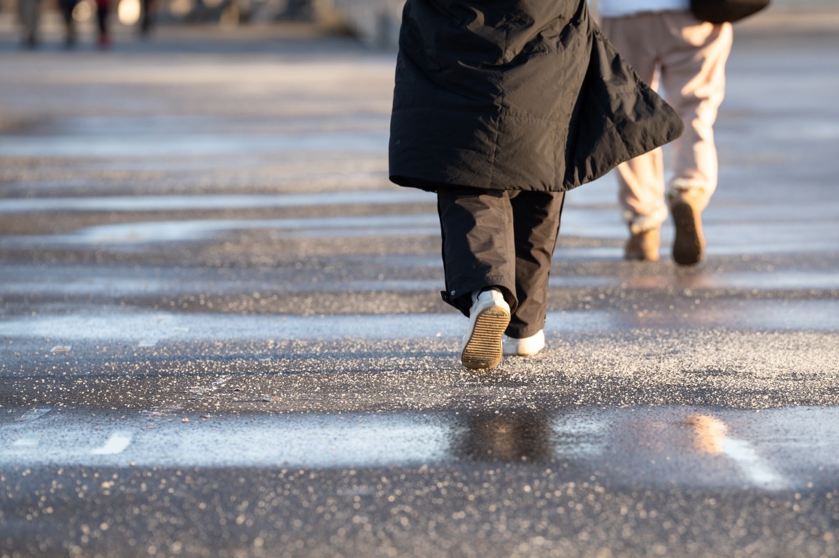 Hielo negro amenaza calles de NYC tras tormentas de nieve y nuevo descenso de temperaturas