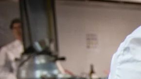 Un alumno de la Escuela de Hostelería y Turismo ‘Camino de Santiago’ de Santo Domingo de la Calzada (La Rioja) prepara una de las recetas culinarias, junto a una de las profesoras del centro.