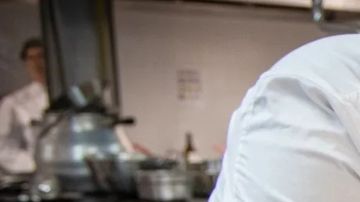 Un alumno de la Escuela de Hostelería y Turismo ‘Camino de Santiago’ de Santo Domingo de la Calzada (La Rioja) prepara una de las recetas culinarias, junto a una de las profesoras del centro.