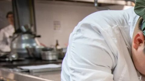 Un alumno de la Escuela de Hostelería y Turismo ‘Camino de Santiago’ de Santo Domingo de la Calzada (La Rioja) prepara una de las recetas culinarias, junto a una de las profesoras del centro.