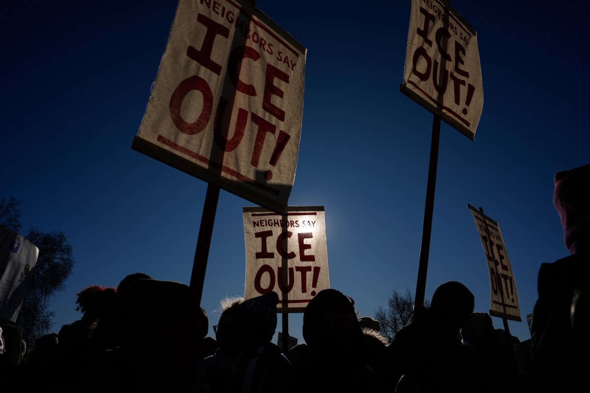 Protesta contra ICE en Texas terminó con fuerte pelea entre estudiantes y un hombre