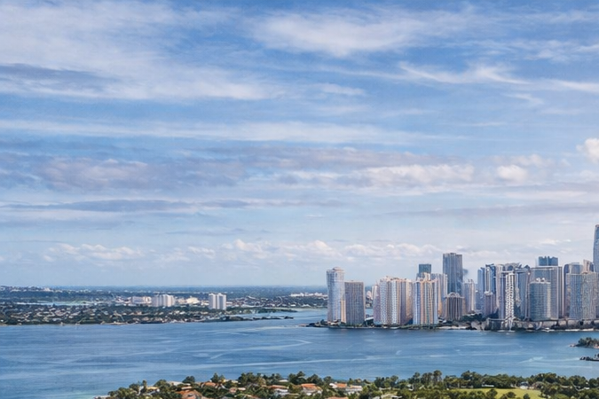 Indian Creek Island, pulau miliarder di Miami Pemandangan udara Pulau Indian Creek, sebuah pulau pribadi mewah di Miami, Florida.