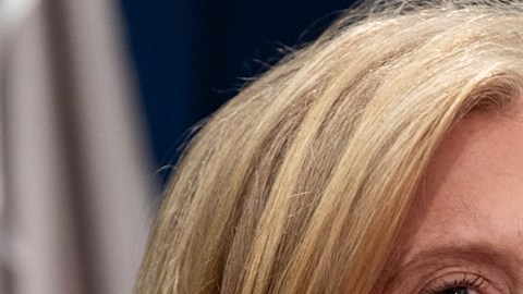 Jefa del NYPD defiende a policías tras ataque con bolas de nieve mientras alcalde Mamdani minimiza el incidente