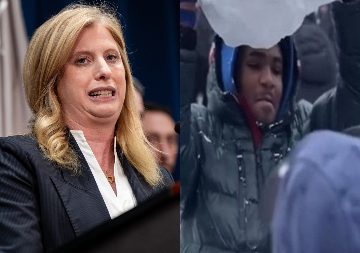 Jefa del NYPD defiende a policías tras ataque con bolas de nieve mientras alcalde Mamdani minimiza el incidente