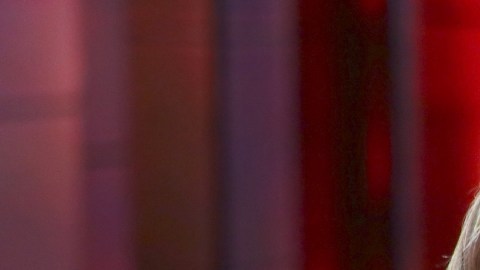 Jimena Gállego y Javier Poza, conductores del reality show La Casa de los Famosos.