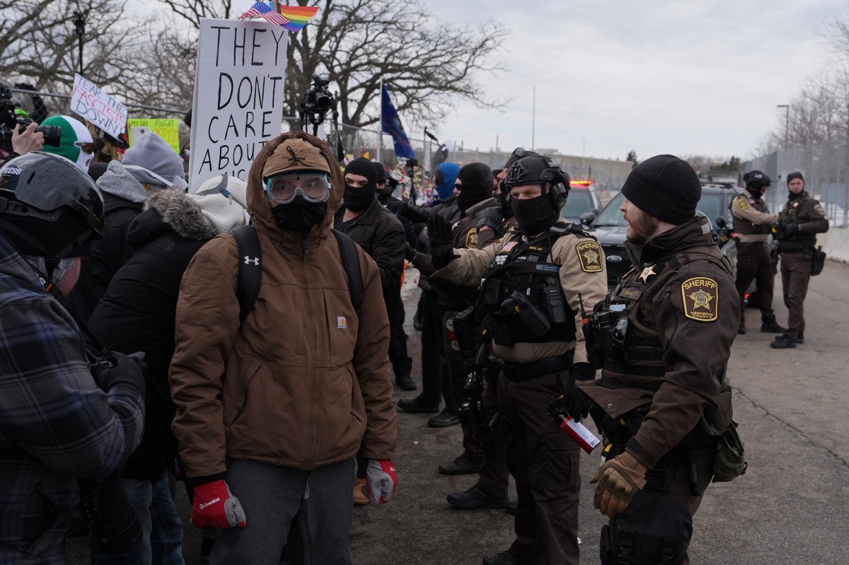 Juez federal bloquea política del DHS que habría permitido arrestar a miles de refugiados legales en Minnesota