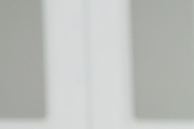 Vaso de jugo verde saludable con espinacas, manzana verde y jengibre sobre una mesa de cocina, representando una desintoxicación natural del hígado.