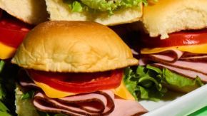 ¿Donas con forma de balón y césped de glaseado? Descubre la colección que está inundando las redes.