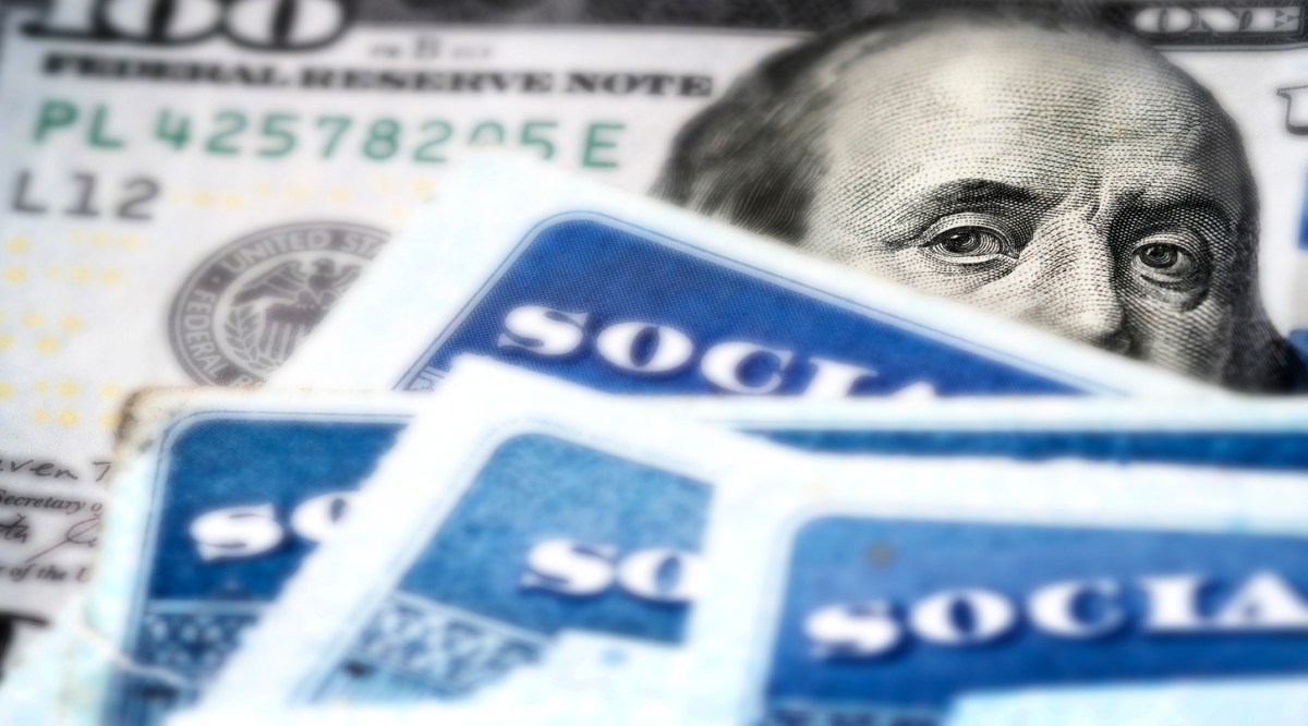 Quién recibirá aumentos en el Seguro Social en 2026 y cuándo llegan los pagos